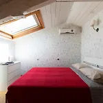 Spaccanapoli casa tre santi